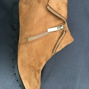 Bella Marie Wedge Closed bootie